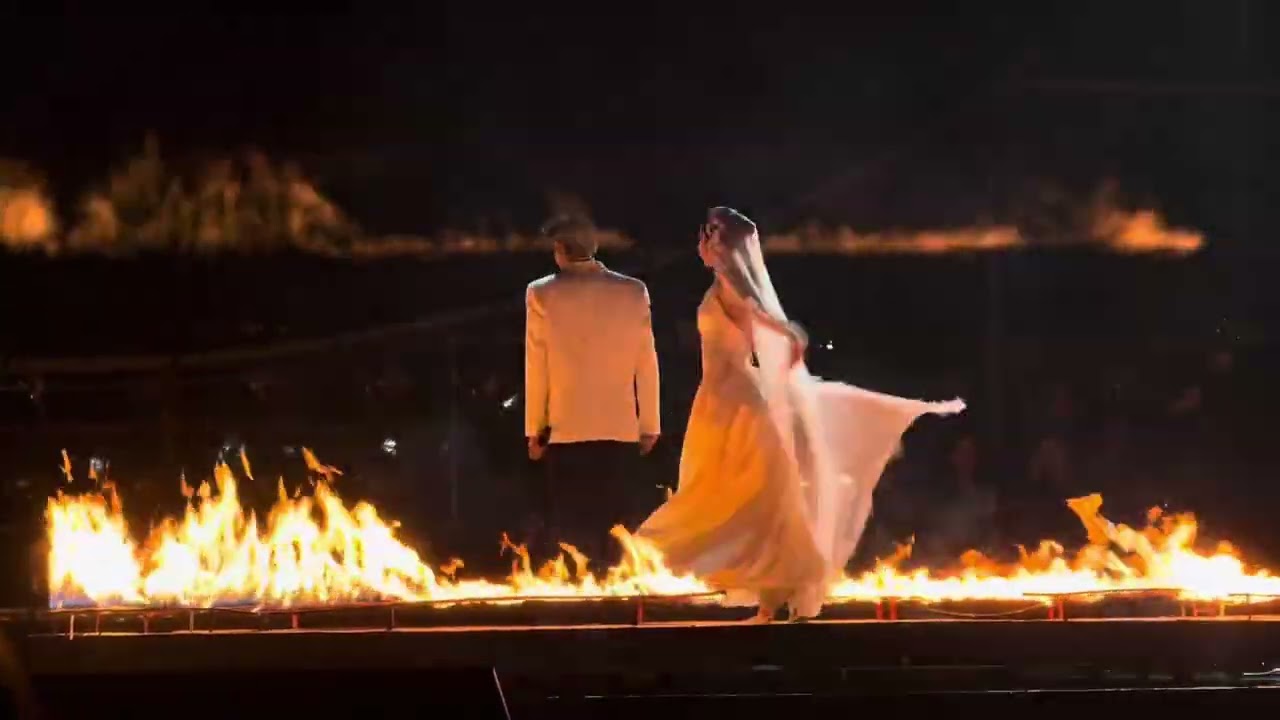 Hoa v&agrave; V&aacute;y - Quốc Thi&ecirc;n | Live Concert SKYNote 2025 HCMC