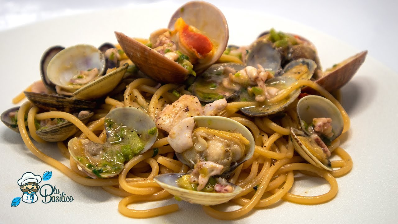 Spaghetti con zucchine vongole fasolari calamari