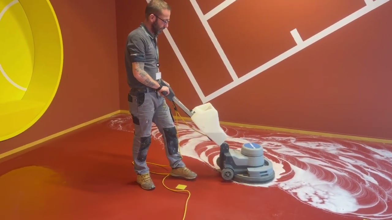 Rénovation sol PVC rouge 🔥 Décapage, nettoyage et finition professionnelle