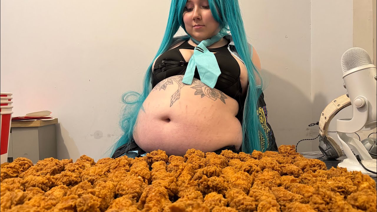 Hatsune Miku vs 100 KFC Chicken Wings Challenge 