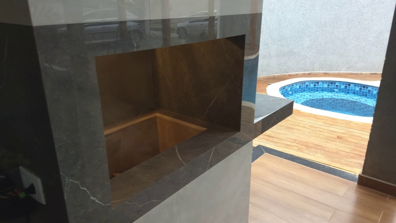 Área gourmet em porcelanato e churrasqueira em porcelanato