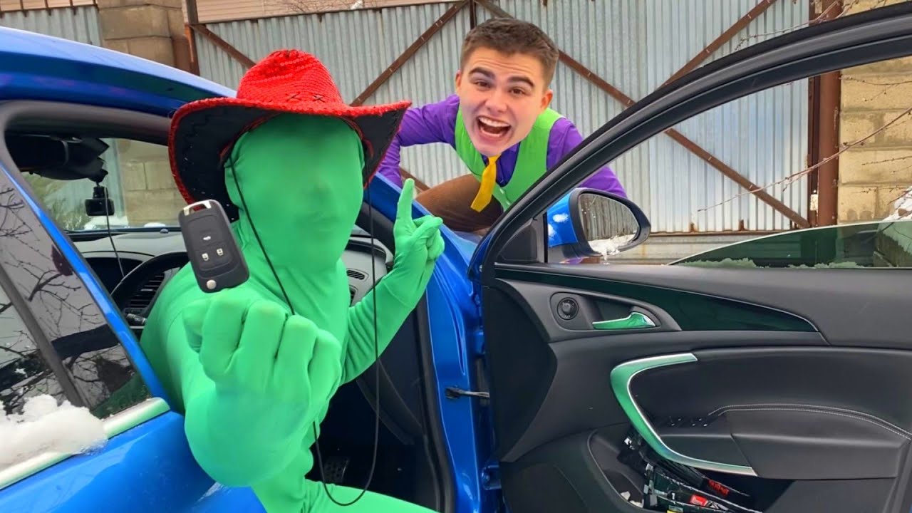 Пожарный беседует с мотоциклистом из семьи возле городской дороги, создавая забавное видео.