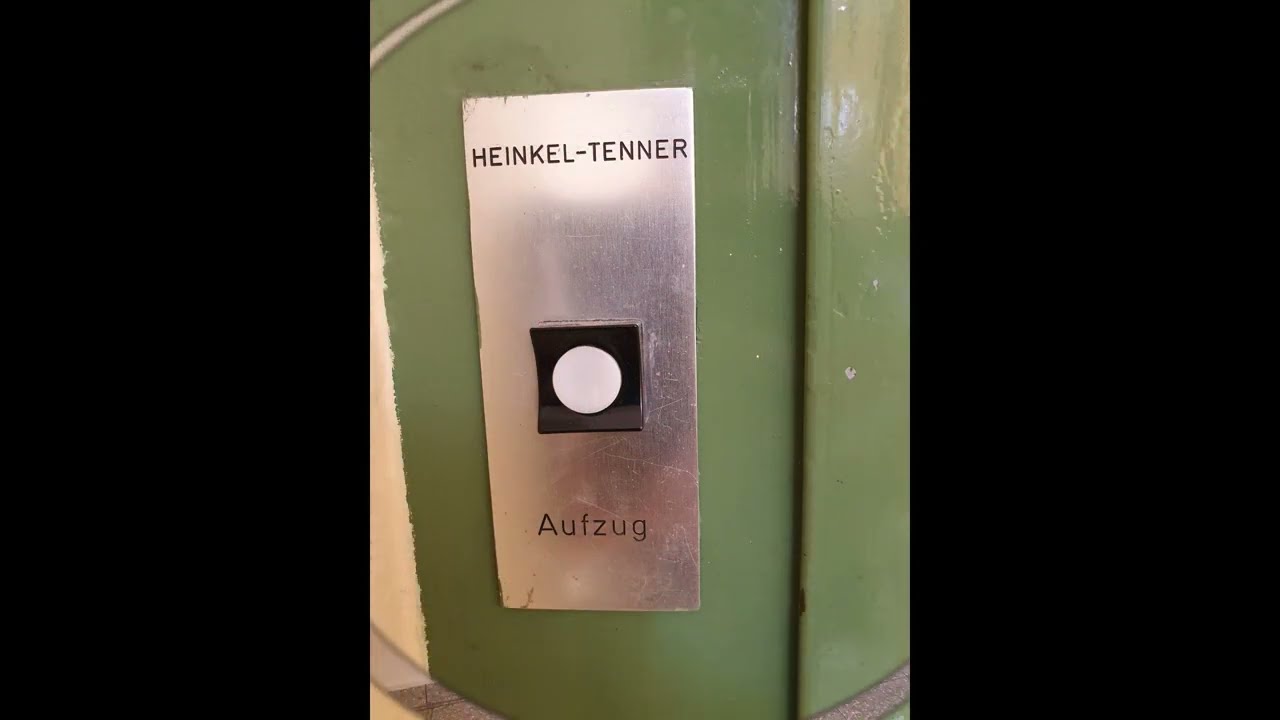 Heinkel - Tenner Aufzug, Baujahr 1970, Wohn und Ärztehaus in Berlin - Schöneberg