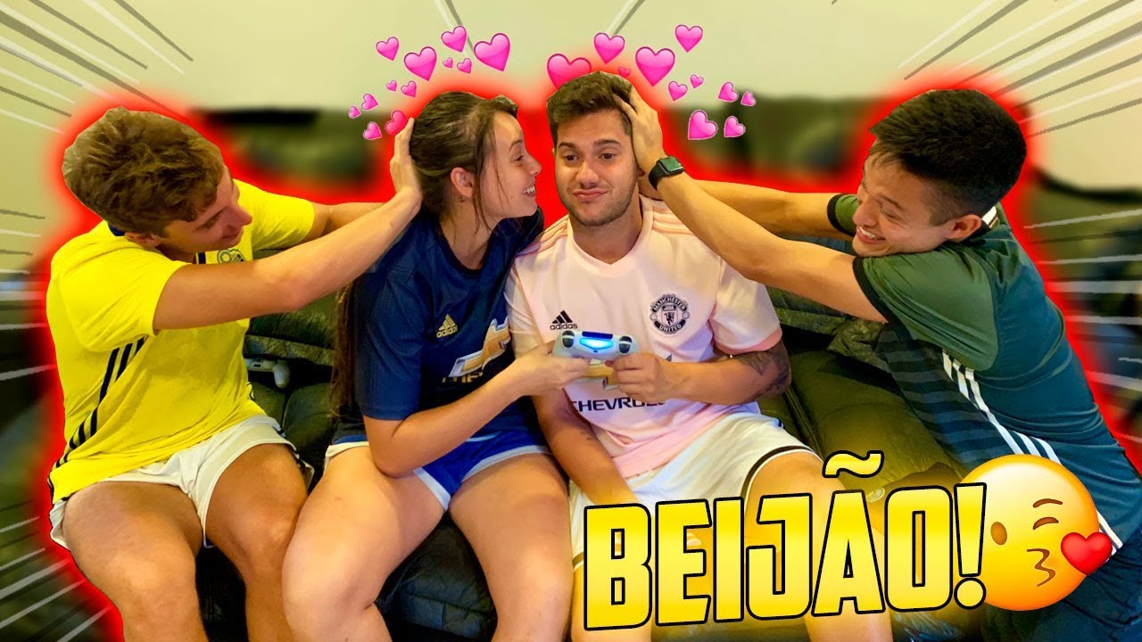 JOGANDO VIDEOGAME VALENDO BEIJO NA BOCA!!