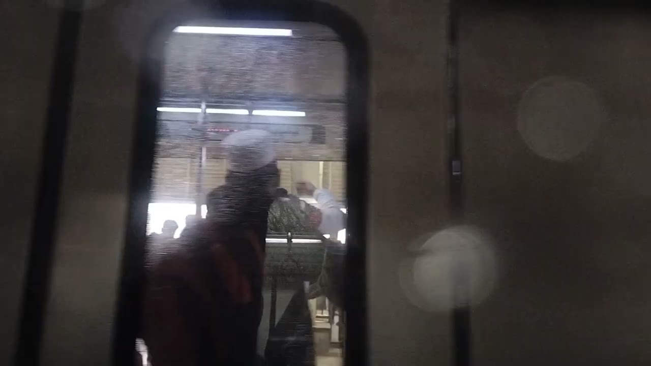 Metro se Delhi ki badti thand ka nazara🥶#shortsfeed #video #ytstudioes#metro #train#delhi#ytstudioes