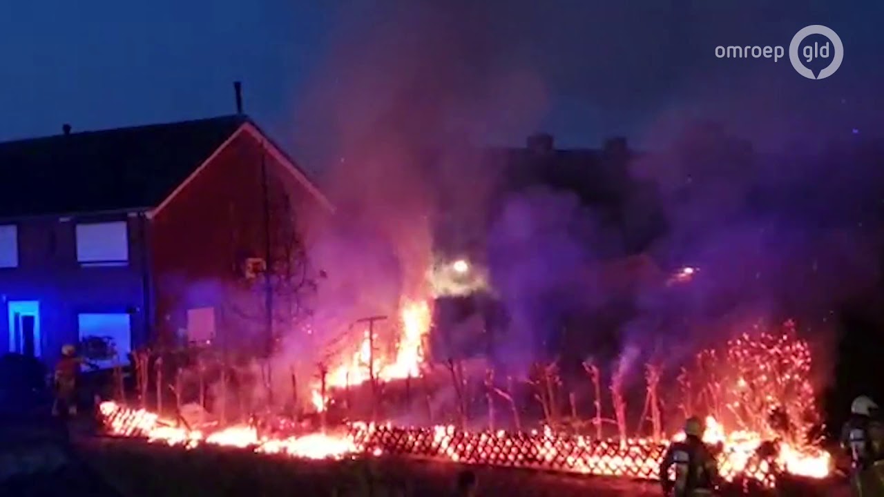 Metershoge vlammen door coniferenbrand in Ulft
