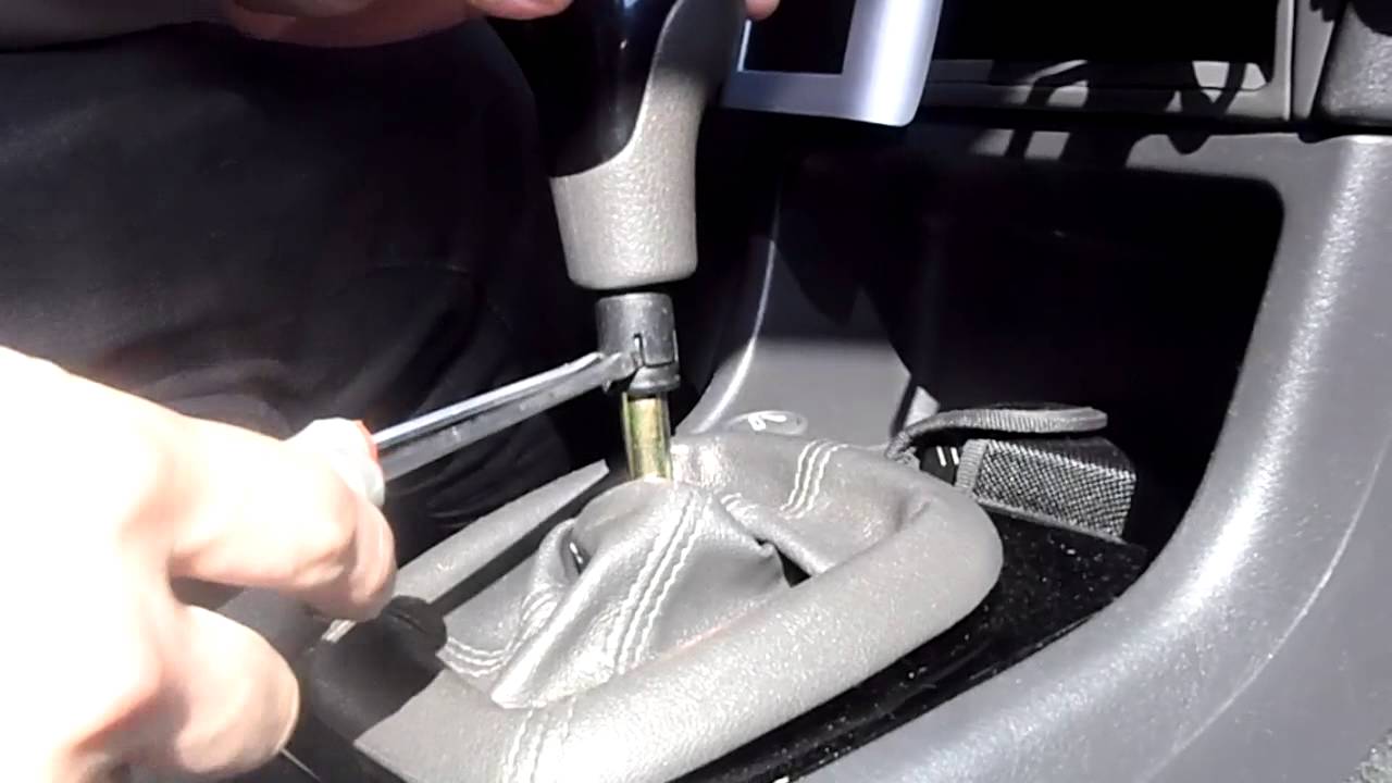 Pook knop vervangen S/V40 gearknob removal phase 2