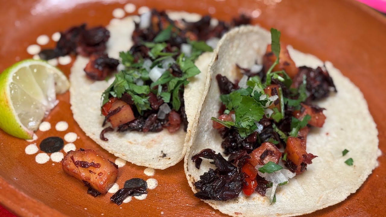 Mexikanische Tacos mit Hibiskusblüten und Ananas ￼