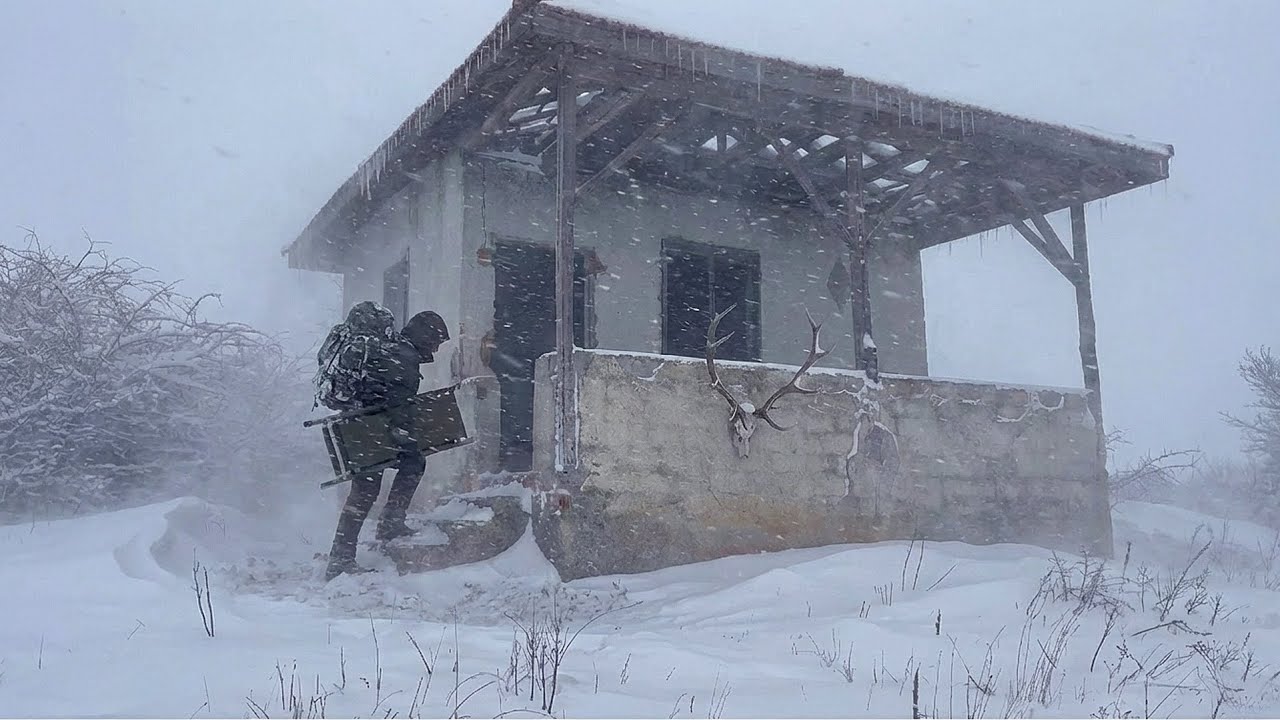 Холодная зимняя ночь в заброшенной охотничьей хижине — я провел ночь в старой хижине.