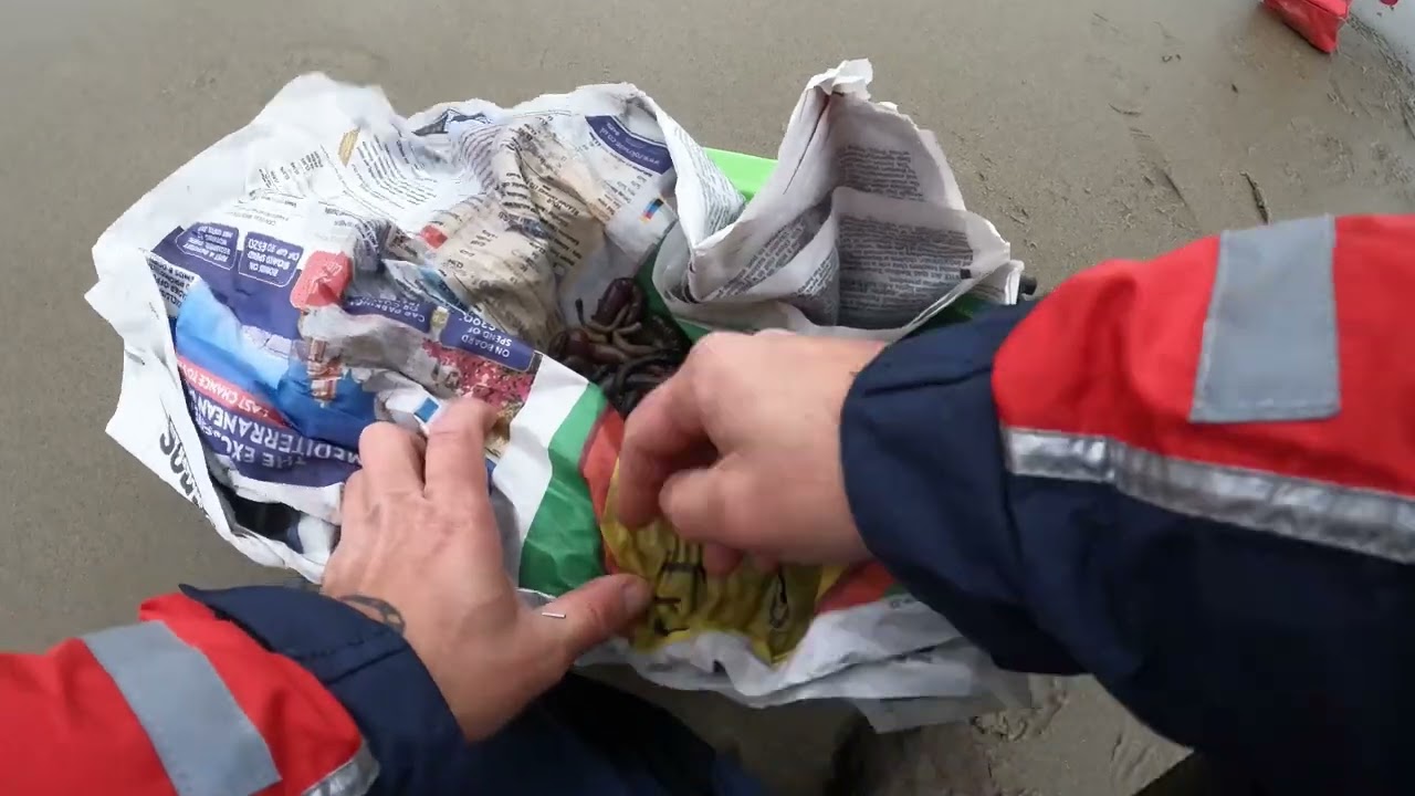 Береговая рыбалка в Великобритании. Рыбалка в бурном море и при сильном ветре на пляже Фолкстоуна.