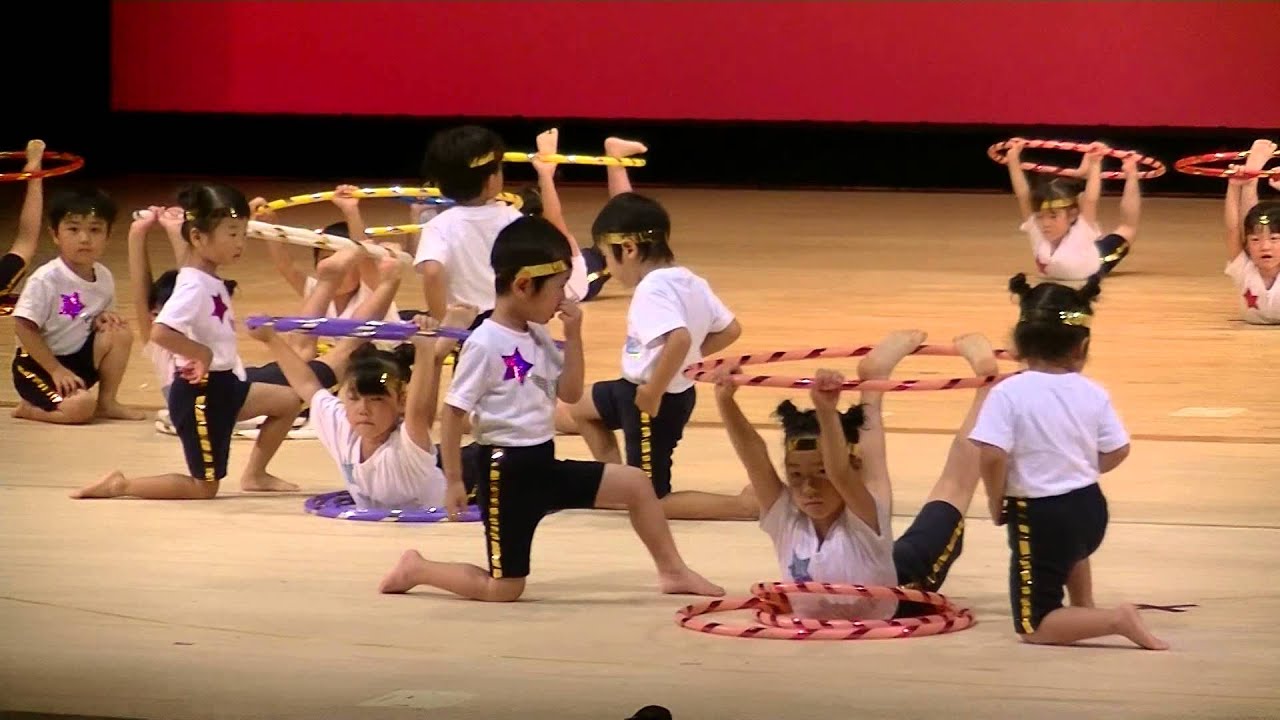 六戸町小松ケ丘幼稚園　ファッションモンスター　フラフープ演技　2013