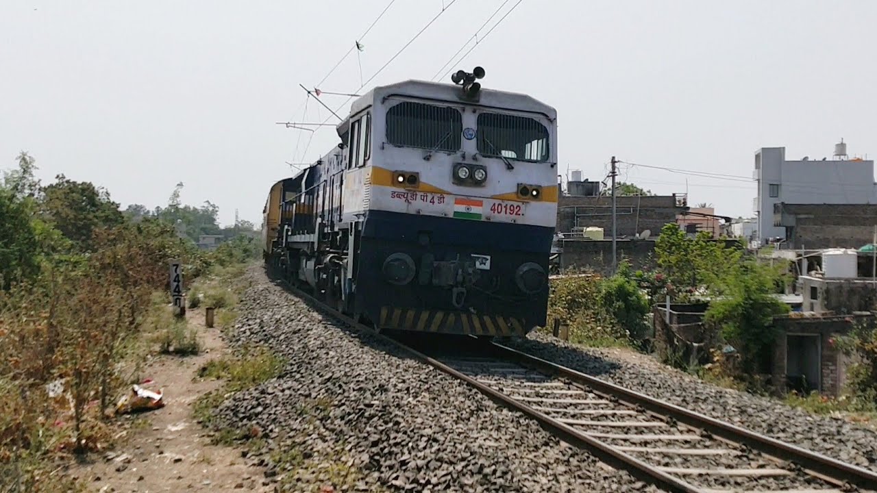 Slum Area से खतरनाक स्पीड में गई 07605 Tirupati - Akola Express.