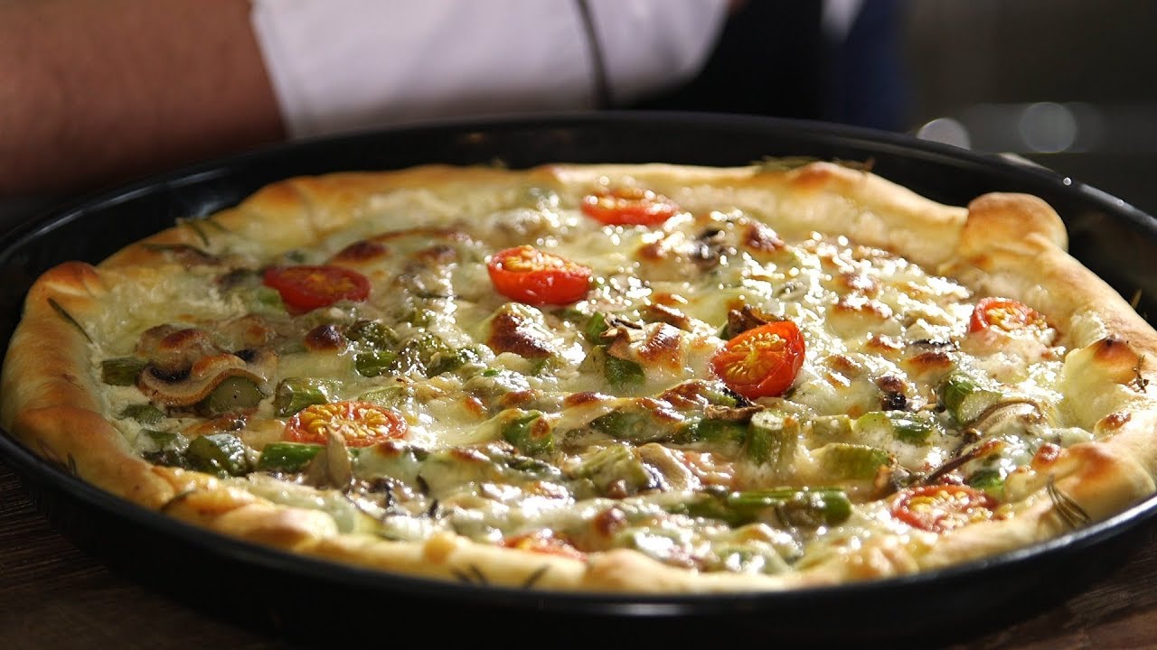 Das schnelle Gericht: Vegetarische Pizza mit grünem Spargel