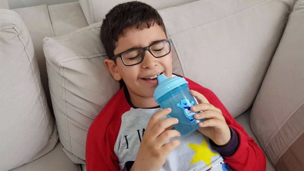 Biberonlu Çocuk Ağlıyor Abur Cubur Verince Gülüyor. Eğlenceli Çocuk Videosu
