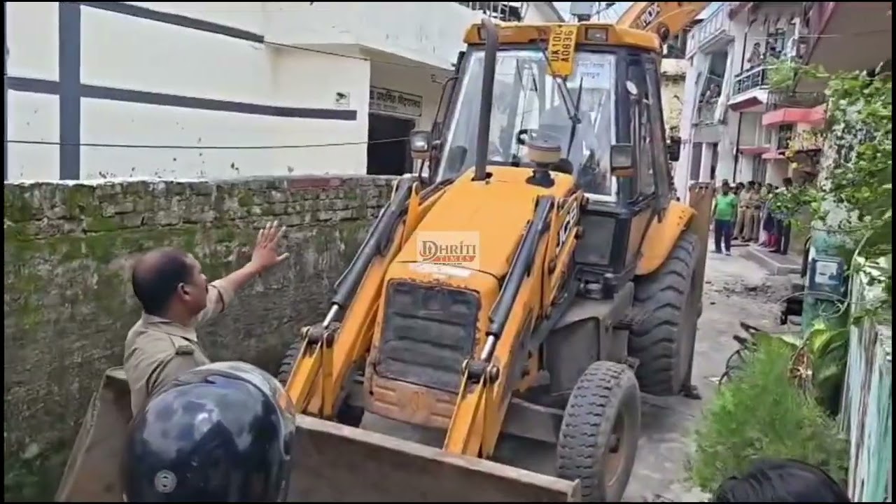 Dalanwala ki Suraj Basti mein administration ne encroachment removal drive