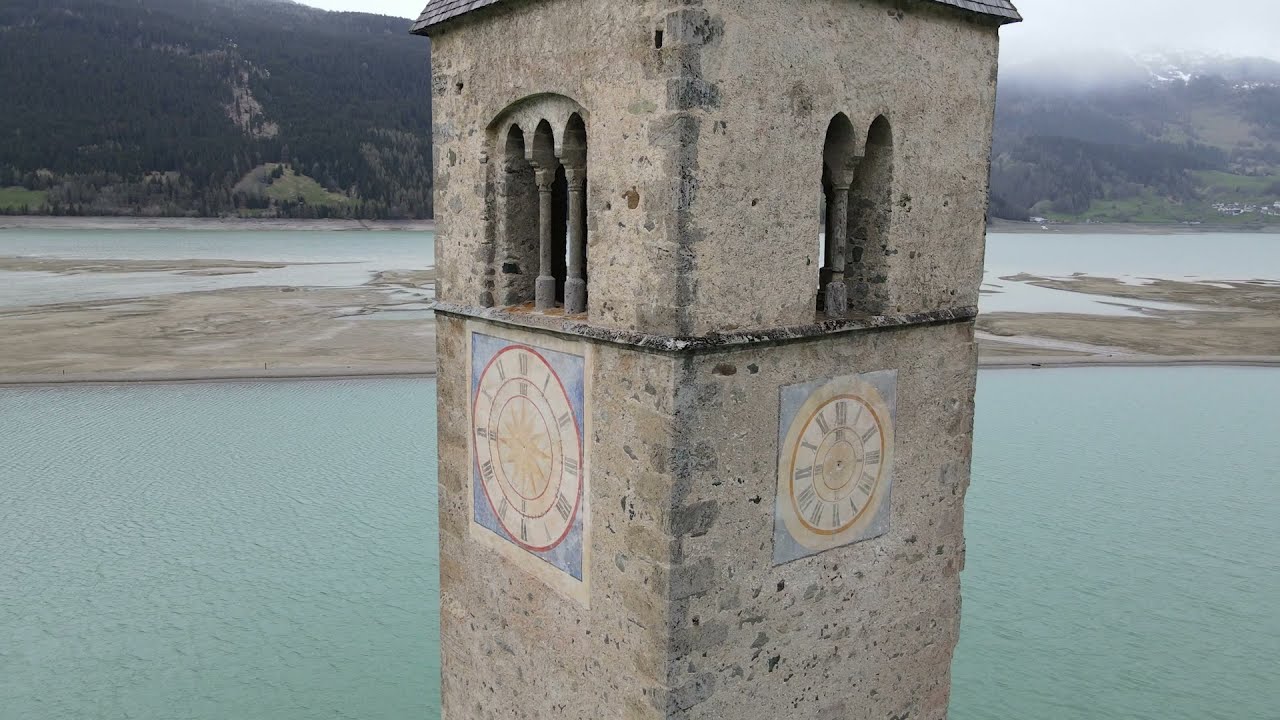 Svuotato il lago di Resia: riaffiorano i resti del borgo sommerso di Curon (BZ)
