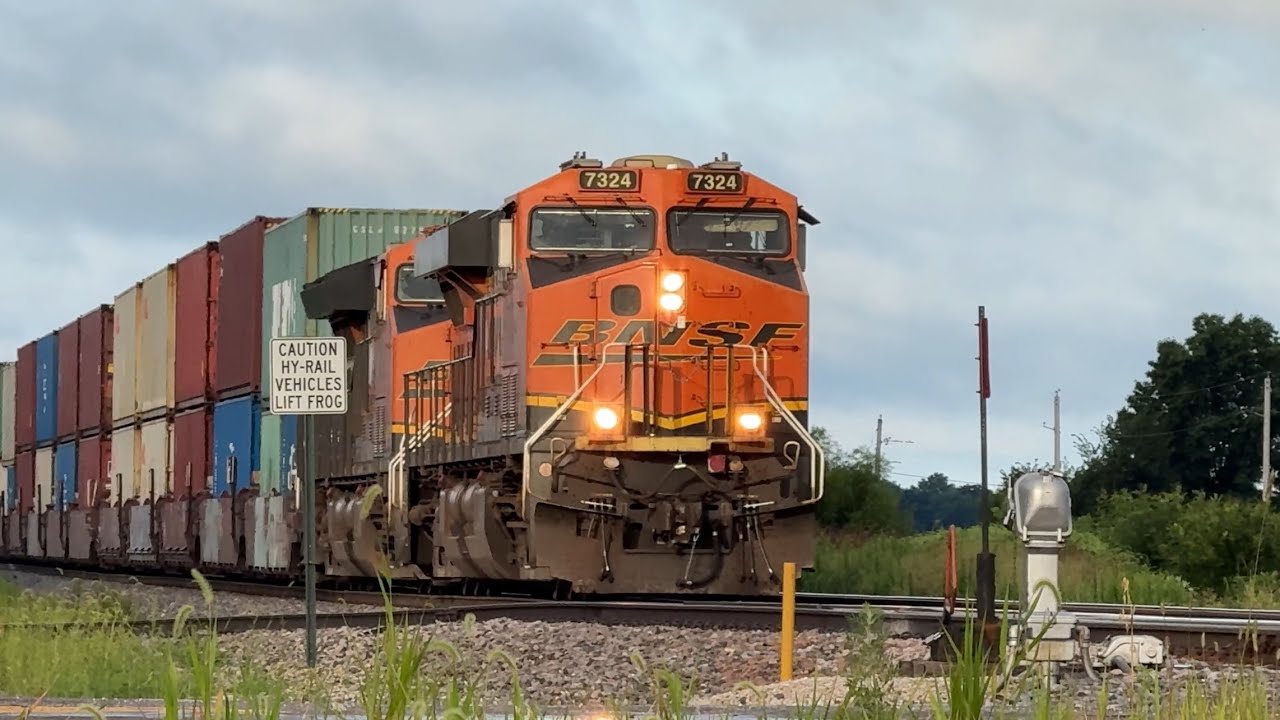 BNSF Stack train powering east! BNSF Transcon: Marceline sub..7/12/25