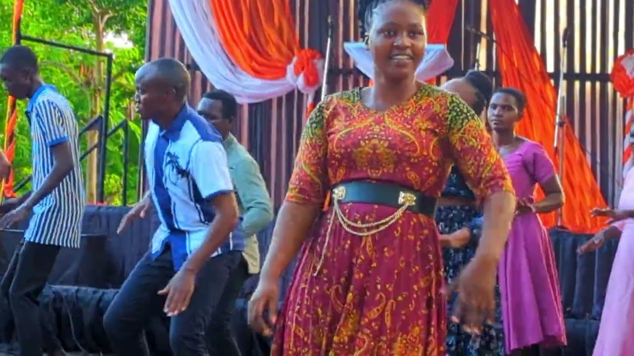 Kwaya ya Faithful ikihudumu kwenye mkutano 