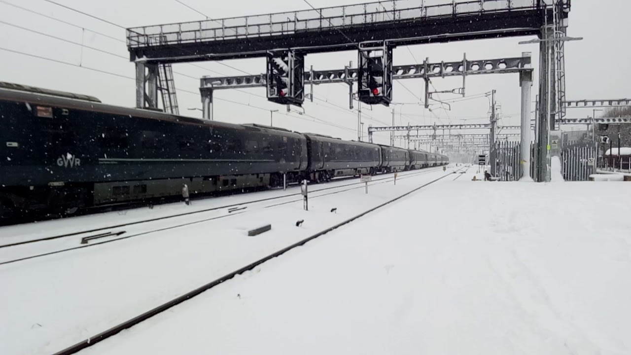 Snowing in Swindon with Class 800 InterCity Express Trains.  雪の中で日本の列車。