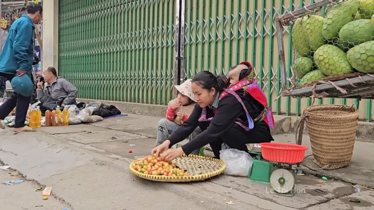 Single mom - Even though she is sick, the single mother still tries to cut purple vegetables to sell