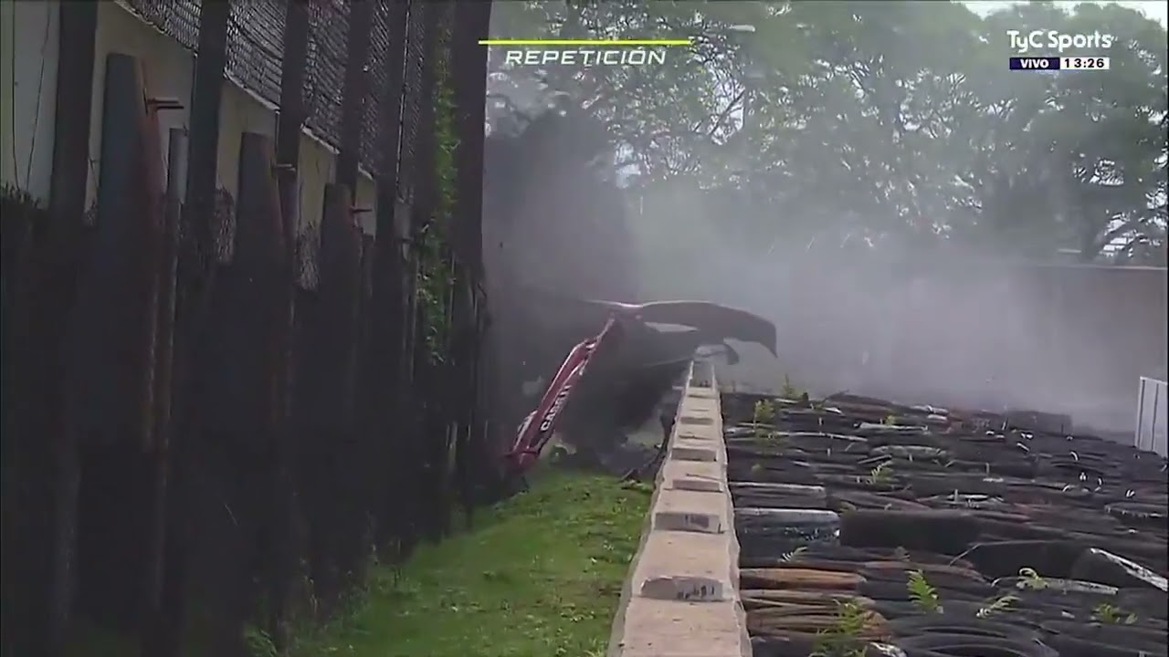 LUIS GASTALDI CRASHES INTO THE GRANDSTAND - Top Race in Buenos Aires