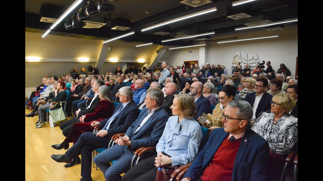 Racibórz - były premier Mateusz Morawiecki na Zamku Piastowskim w Raciborzu, powitanie, pytania