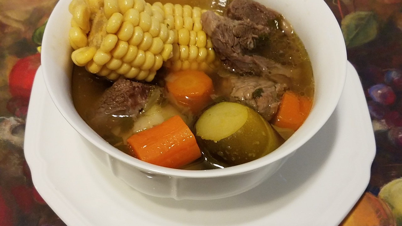 CALDO DE RES EN OLLA DE PRESIÓN ELÉCTRICA