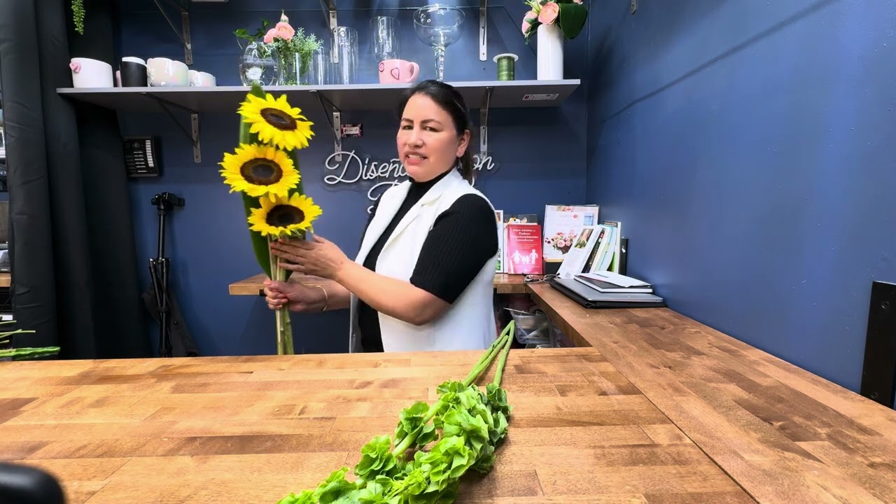 Ramito de 3 girasoles 🌻 | Titos Flowers, Diseñando Con Blanca