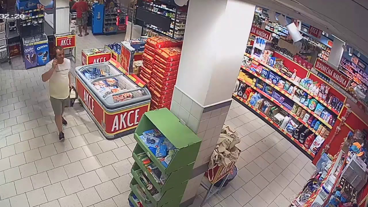 DVĚ KRÁDEŽE VE STEJNÉ PRODEJNĚ V JEDNU CHVÍLI