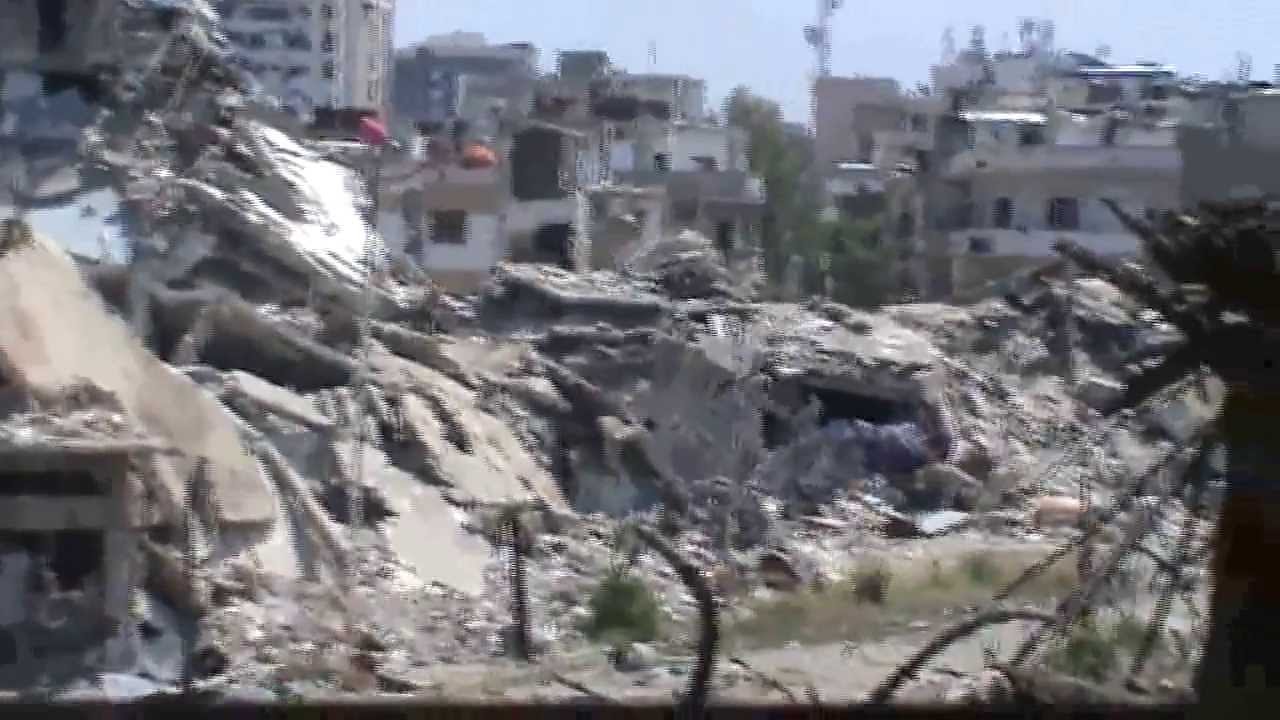 هاام جورة الشياح المدمرة بشكل مخيف ومتاريس الجيش عند مشفى الامل21_6_2013