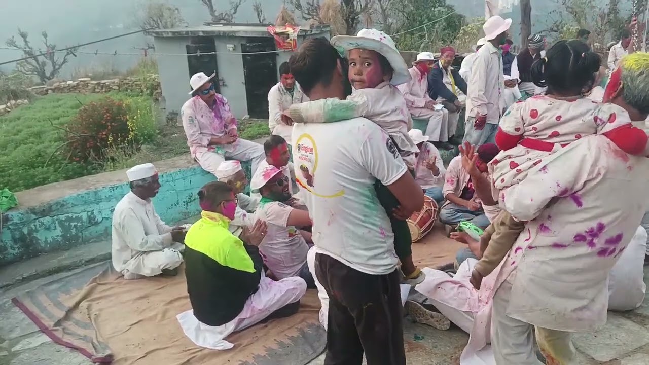 श्री मदन मोहन काण्डपाल जी के घर मैं होली।