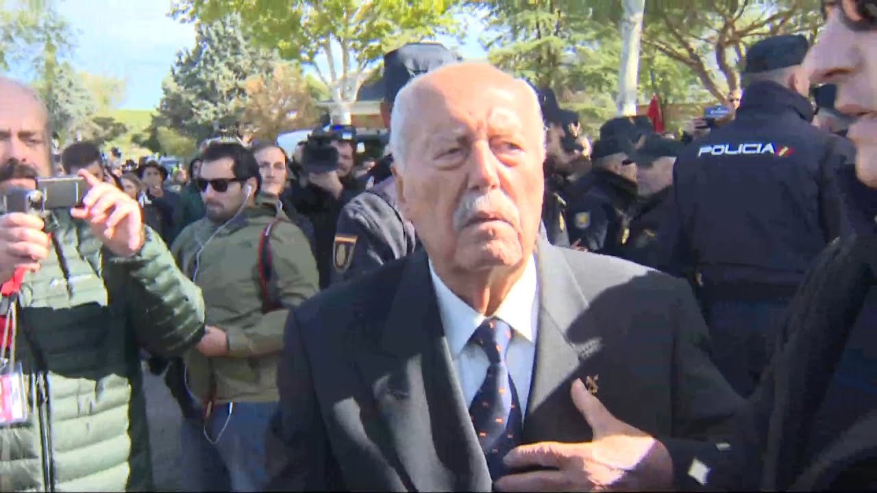 Llega el exteniente golpista Antonio Tejero a la concentraci&oacute;n franquista