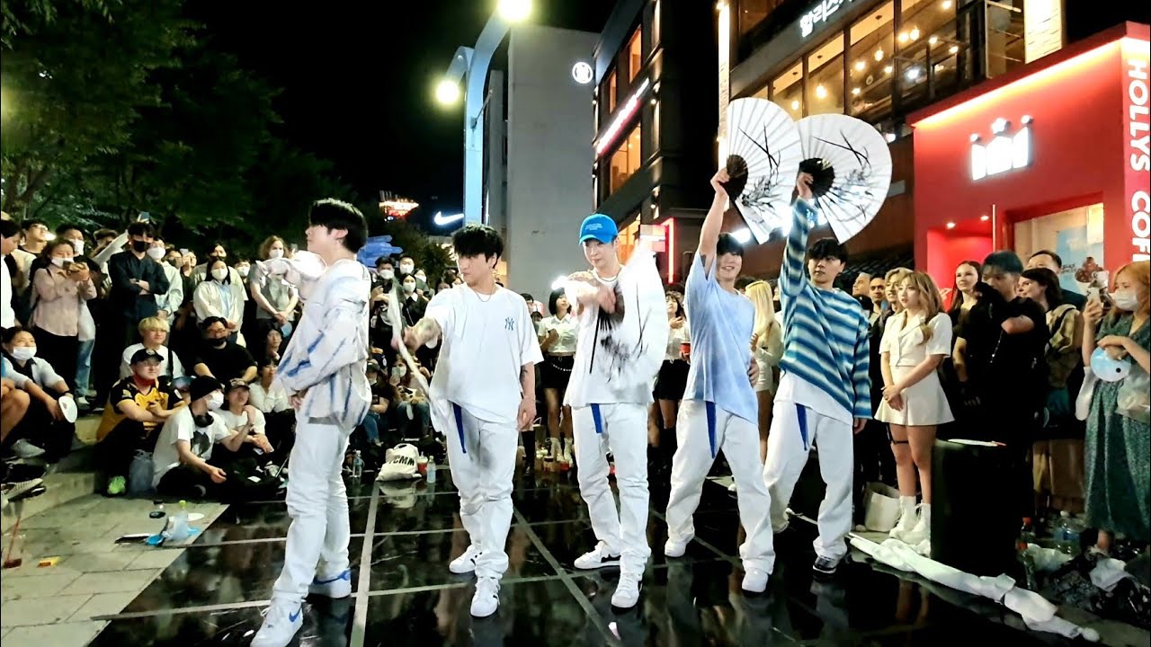SATURDAY. WIT. UNIQUE CAPTIVATING ARTISTIC BUSKING. HONGDAE STREET.