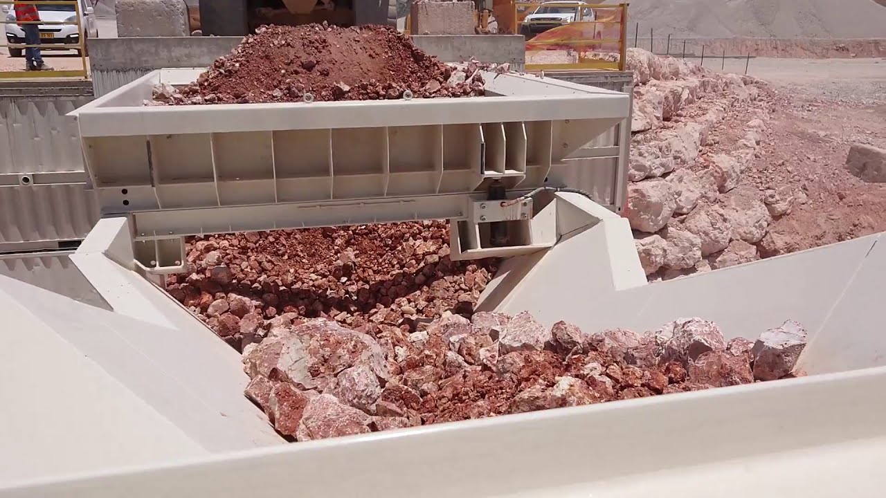 SCREEN - GIPO Roller Grizzly in operation