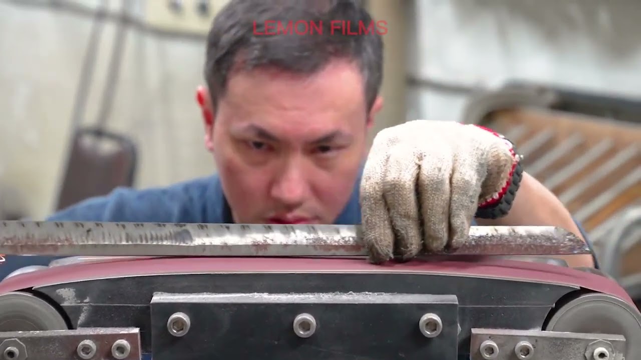 Prozess des Schmiedens eines japanischen Katana-Samuraischwerts mit Tamahagane