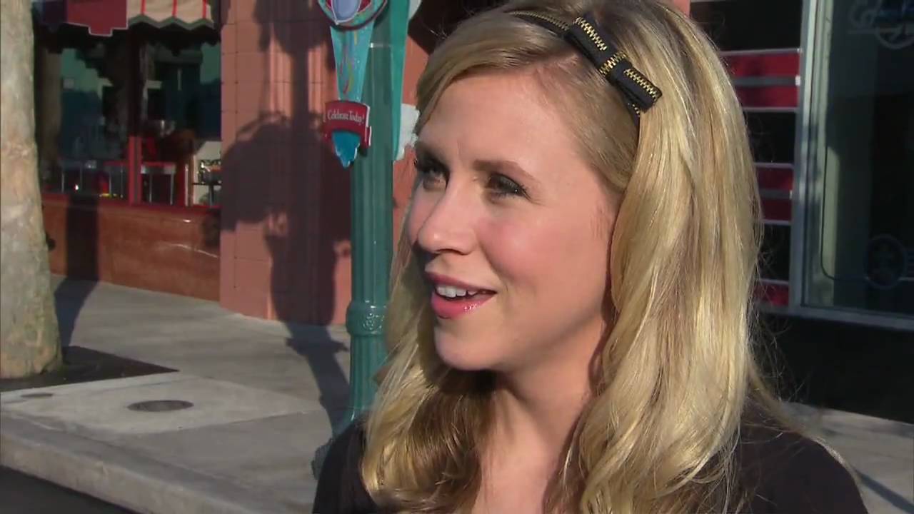 Her Universe: Ashley Eckstein Talks Clone Wars and Meets Alice at Disney World!