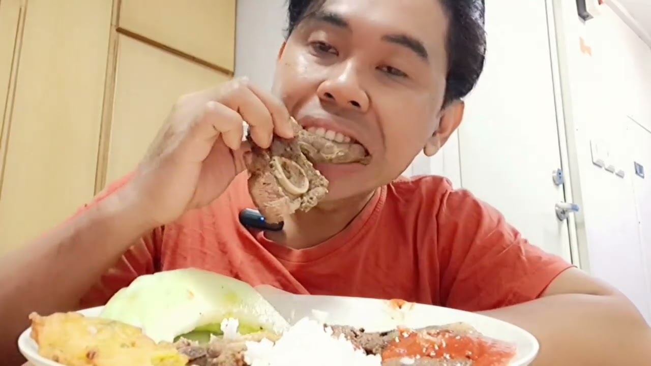 Menikmati Hidangan !! Steak, Tempe Goreng, Nasi Putih dan buah melon