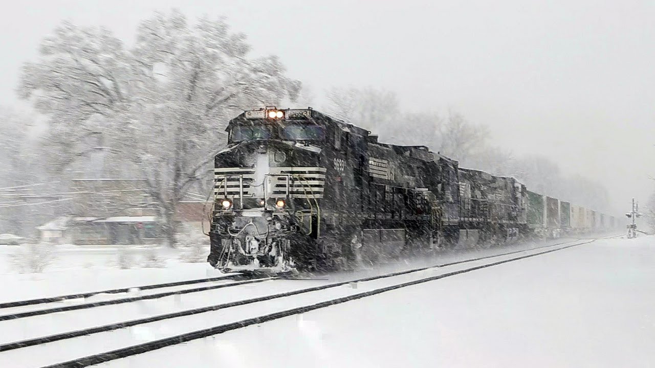 Two NS freights roar through 2015 Blizzard