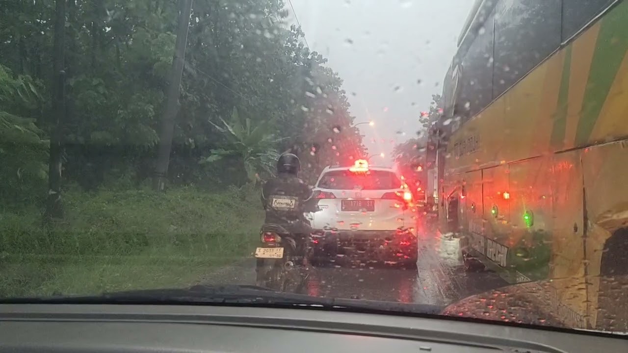 update jalan raya tuban - babat saat hujan lebat 