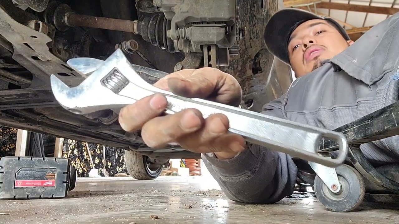 cómo reemplazar suspensión y rotula de Nissan Sentra 2007-2012 lower control arm