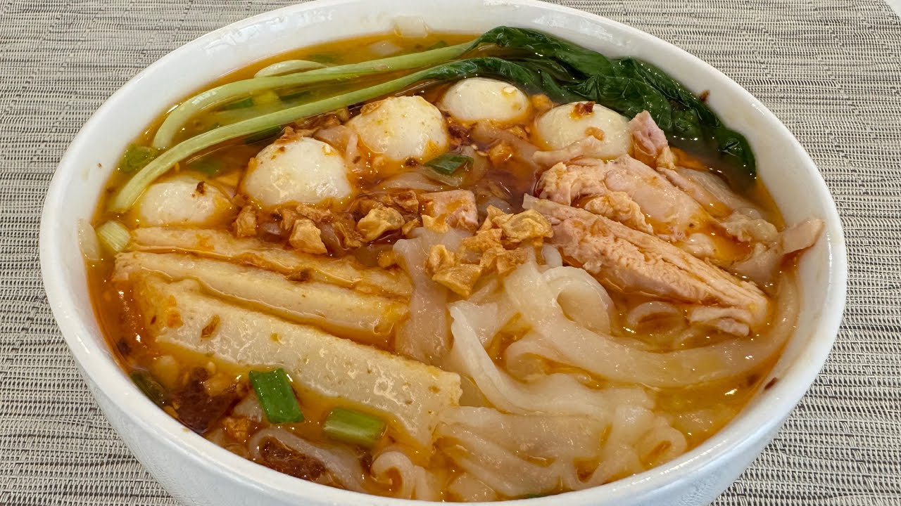 Simple Noodles Soup Recipe | Flat Rice Noodles Soup | Kuey Teow Soup Chinese Style