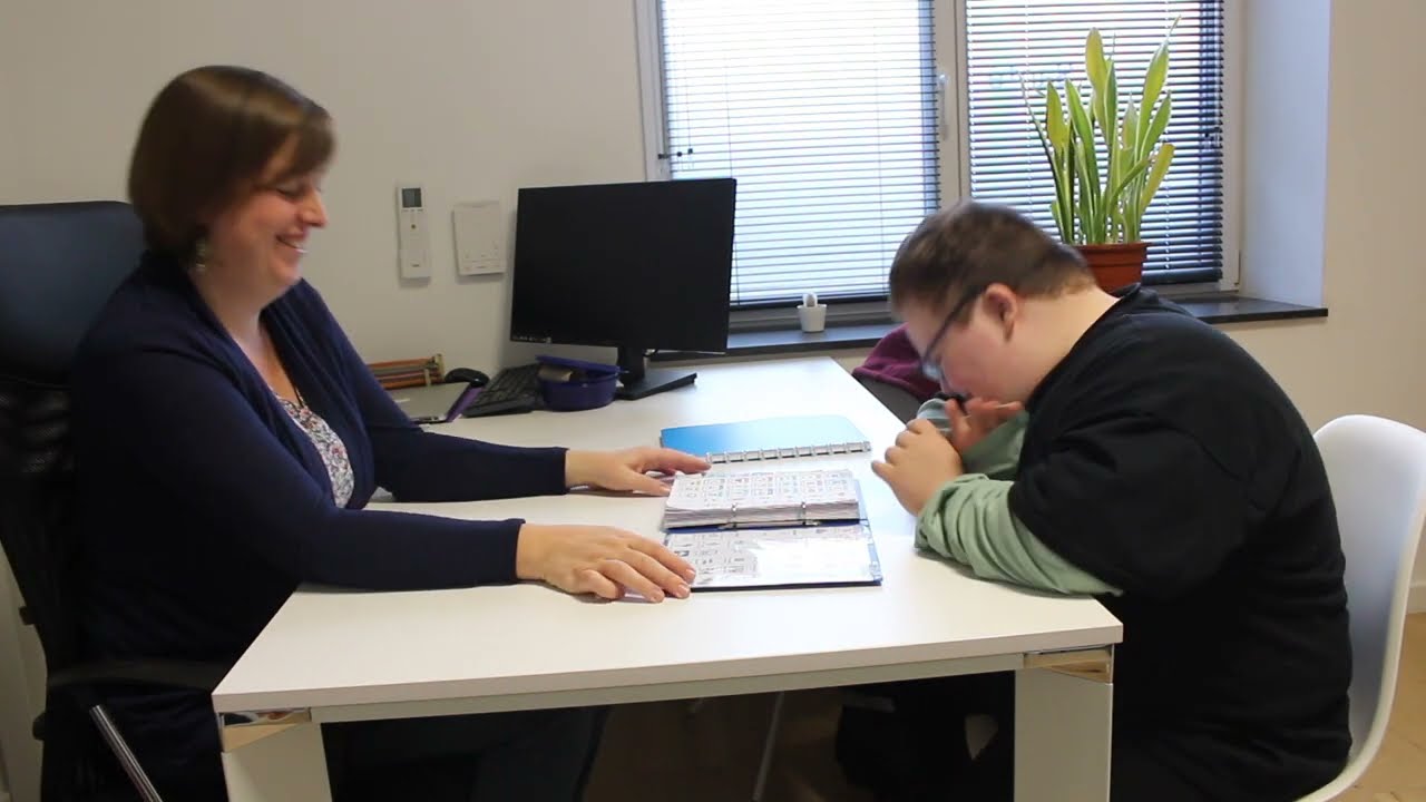 Montrer le modèle avec la CAA - Aaron et Amélie parlent avec le PODD