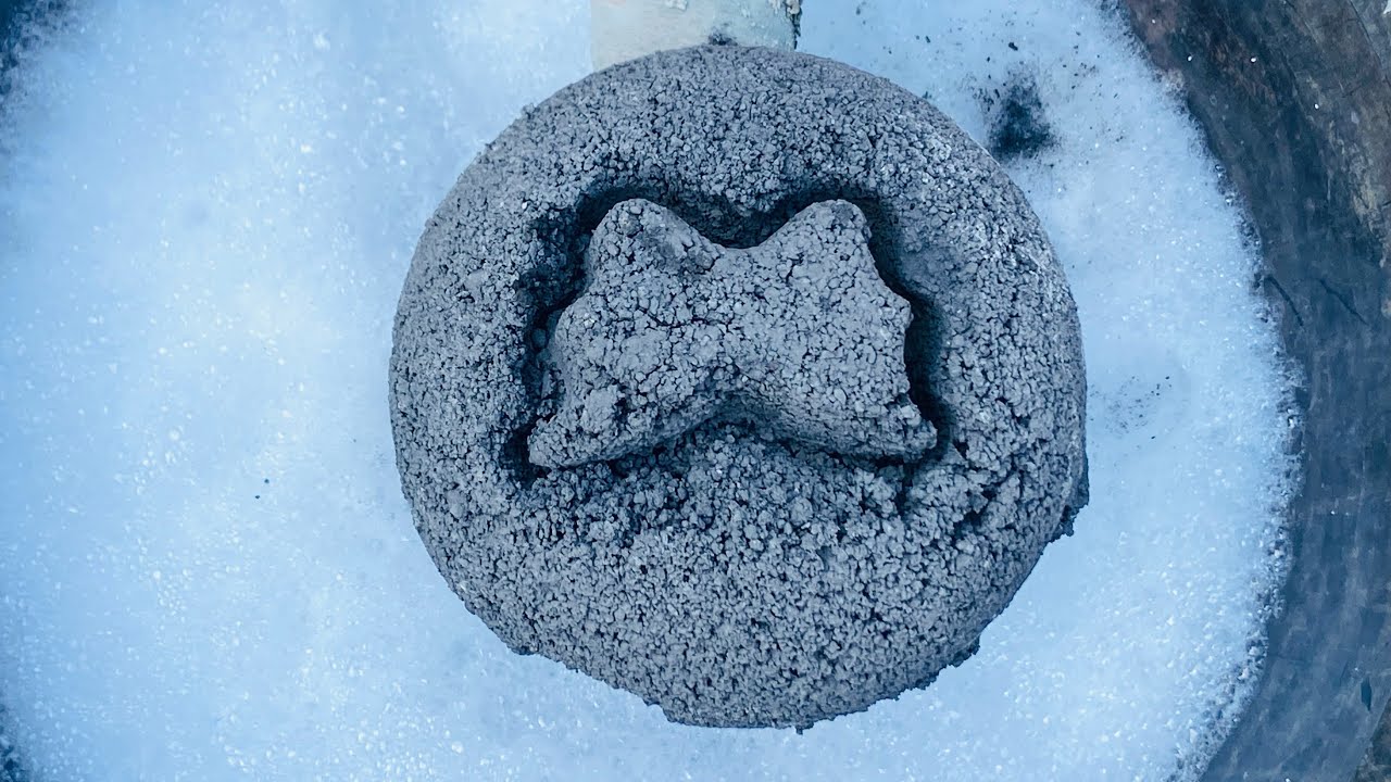 New charcoal crumbling in water 💦#gritty#crispy#crunchycrumbles#relaxingasmr 