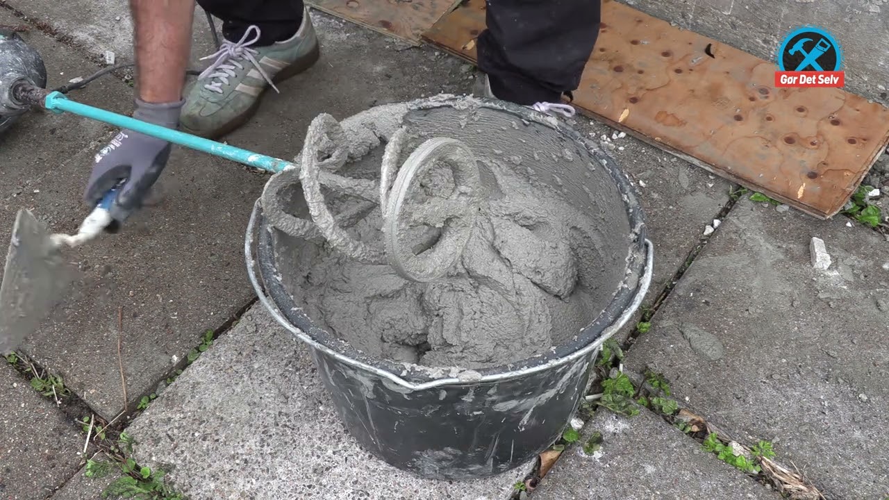 Mur med ødelagt puds og løse fuger. Sådan fikser du det