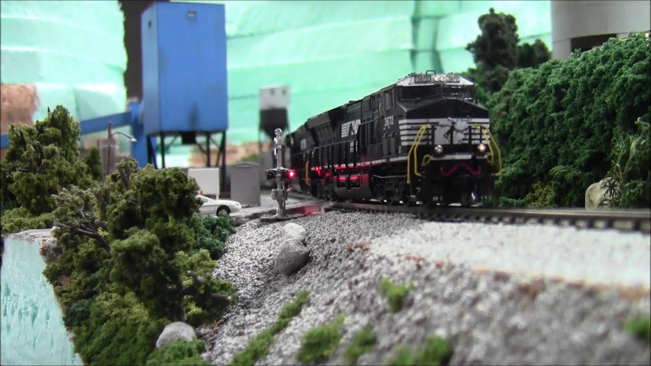Scaletrains NS ET44's hauling coal on the N scale clinch valley district
