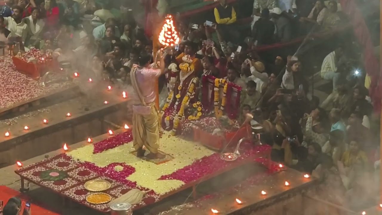 काशी-बनारस के दशाश्वमेध घाट की विश्व प्रसिद्ध गंगा आरती। संपूर्ण गंगा आरती दशाश्वमेध घाट।