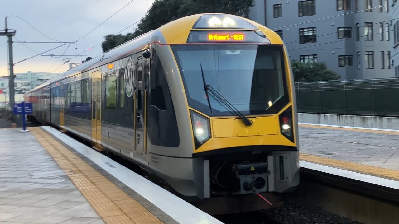New Zealand/NZ Auckland Trains - Western Line to Britomart via Newmarket. (07.06.2025)