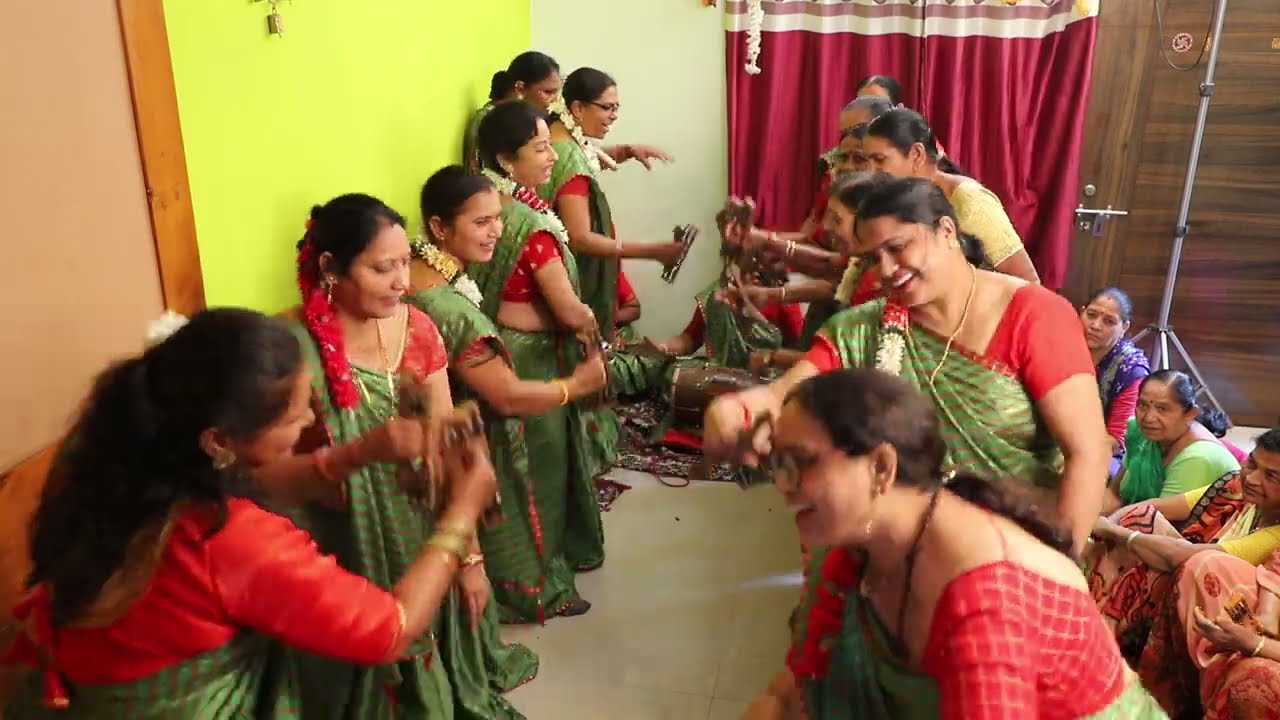 🌹ચાલ્યા મીરા બાઈ દ્વારિકા ને મારગ જો🌹   (લખેલું છે)