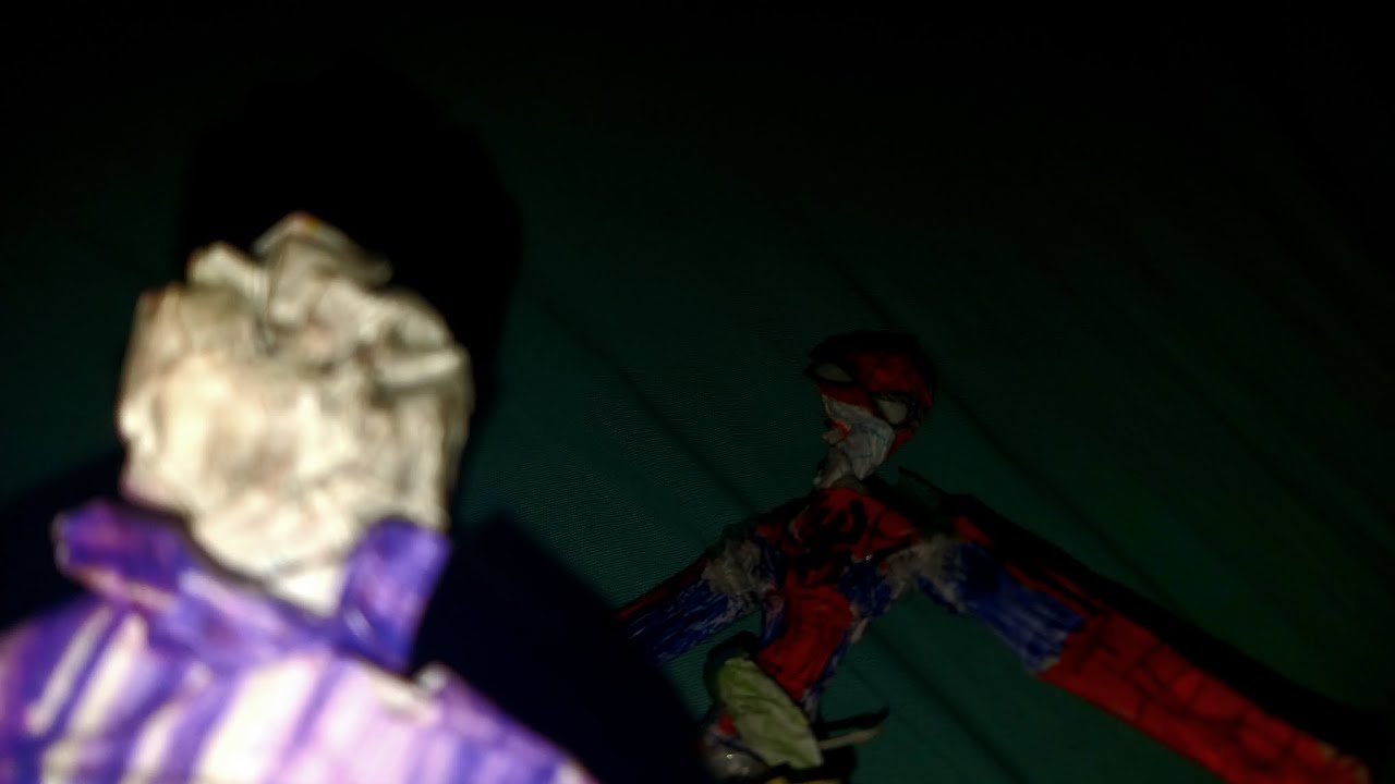 boneco de papel do homem-aranha e do Mistério