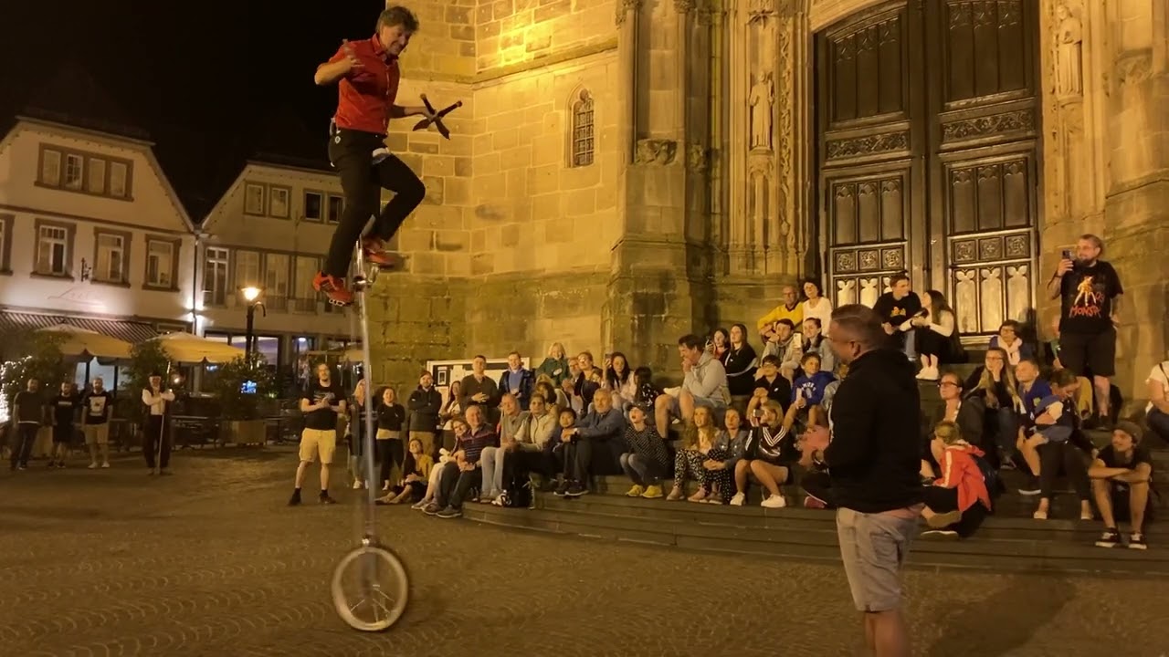Jongleur Nils Müller unterhält Publikum beim Zauberfestival in St. Wendel